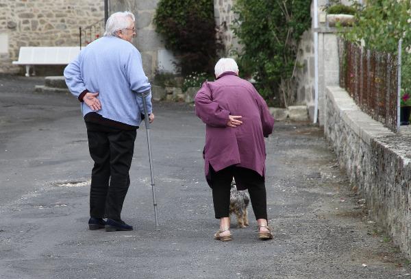 personnes âgées marchant de dos