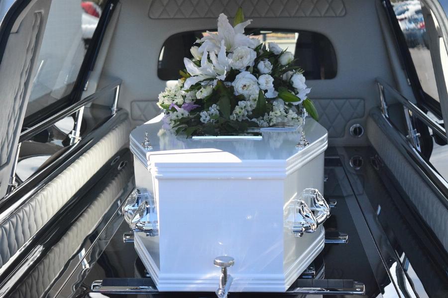 cercueil blanc dans corbillard