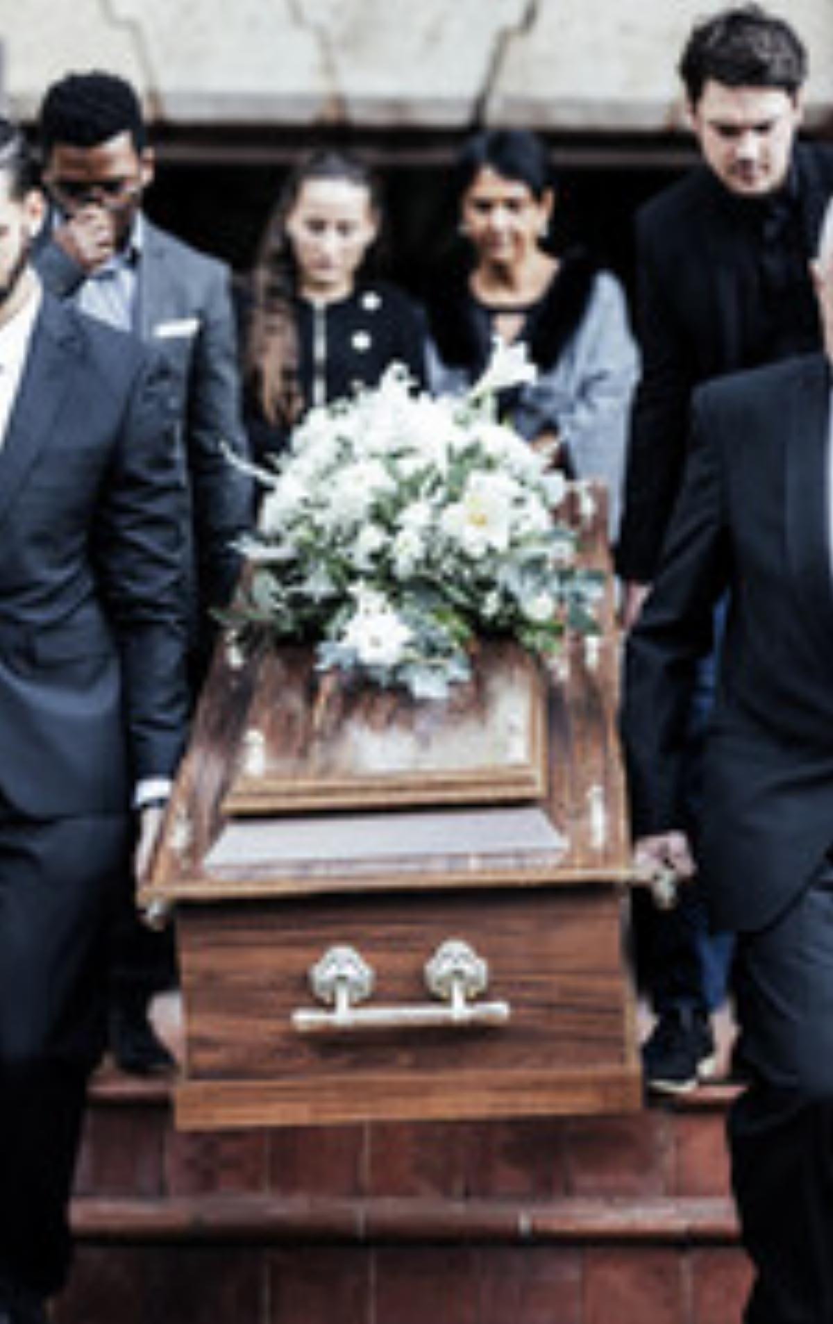 hommes portant cercueil